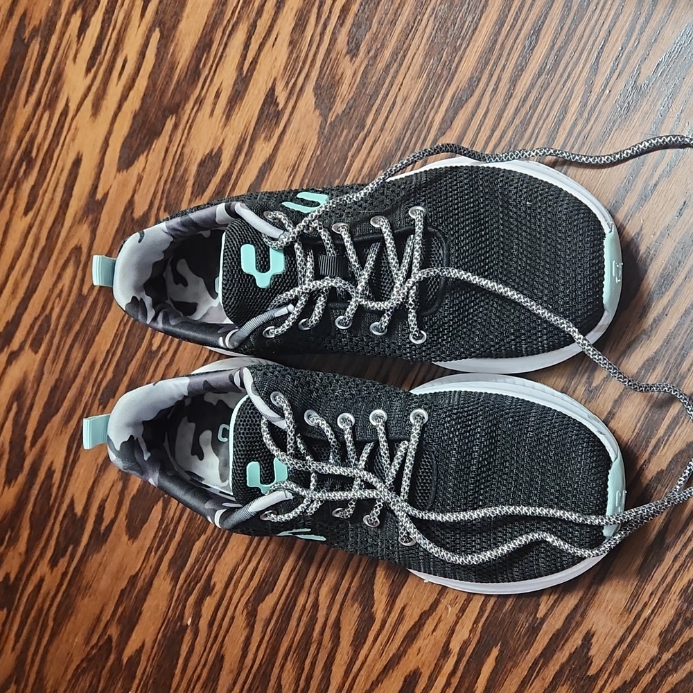 Size 9 Charly Sneakers
